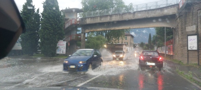 Nubifragio sul Lecchese, strade allagate e vento forte FOTO e VIDEO