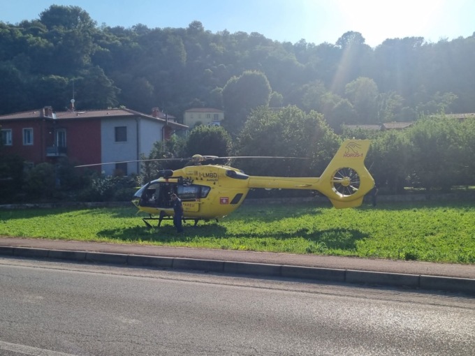 Cade dalla scala santa, è gravissimo