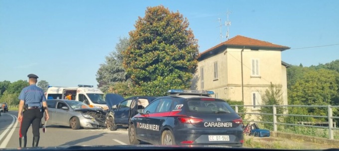 Incidente frontale, tre mezzi coinvolti e diversi feriti
