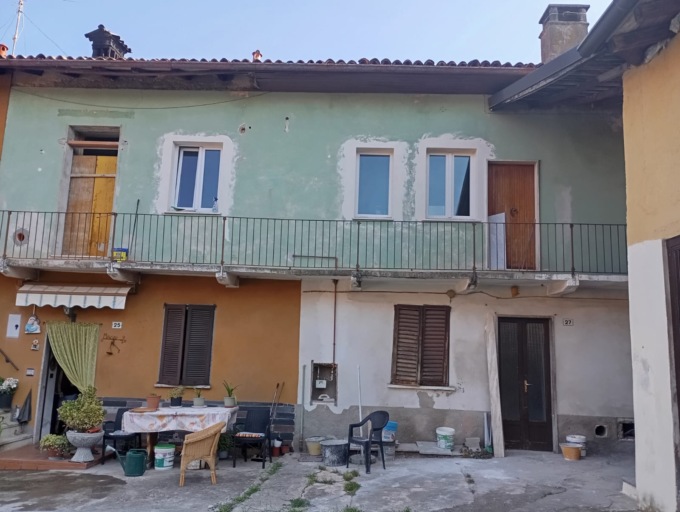 Precipita dal balcone, perde la vita