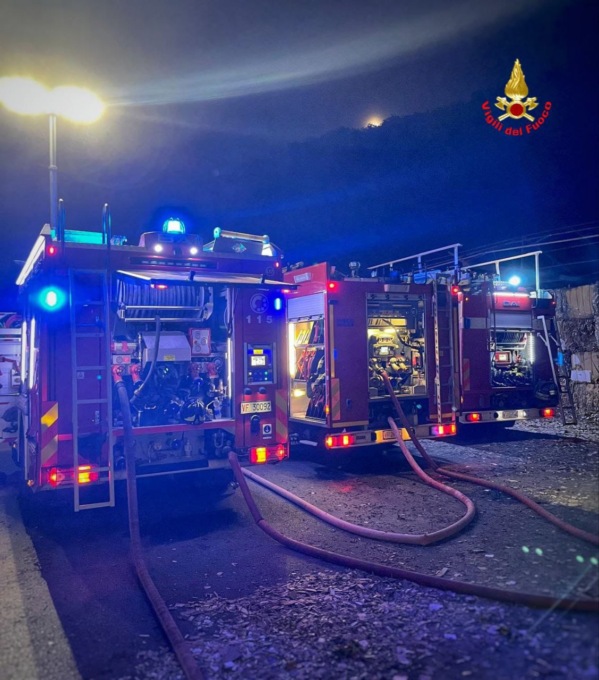 Incendio in una cartiera, arrivano i soccorsi