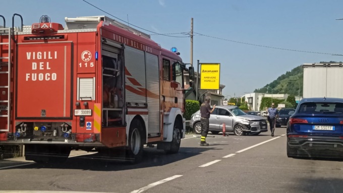 Scontro fra due auto, gravi disagi al traffico