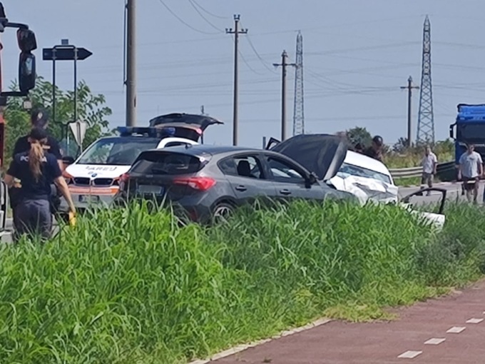 Ha un malore alla guida e si schianta contro un tir: morta una donna