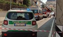 Si arrampica sul tetto di un condominio per fuggire dalla Polizia locale