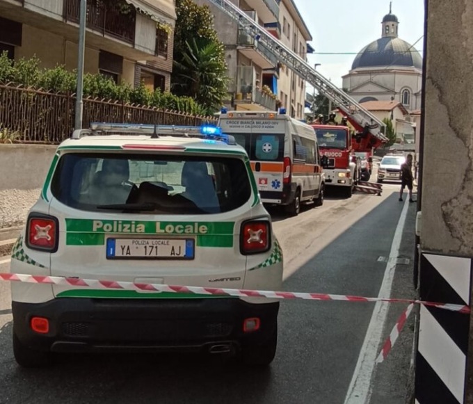 Si arrampica sul tetto di un condominio per fuggire dalla Polizia locale