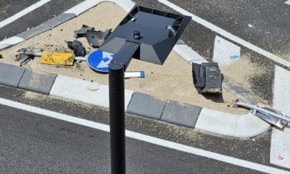 Auto invade e distrugge uno spartitraffico in viale Verdi