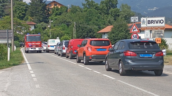 Incidente tra due auto al confine tra Calco e Brivio