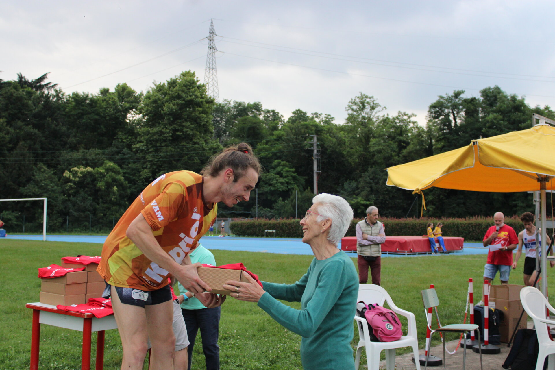 davide perego premiato da gigia viganò