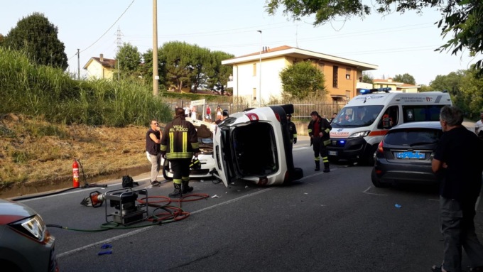 Grave incidente stradale, atterra l’elisoccorso