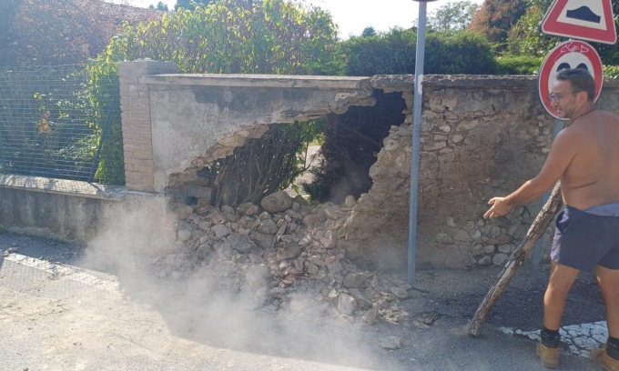 Fugge dopo aver sfondato un muro con l’auto: caccia ad un’automobilista pirata