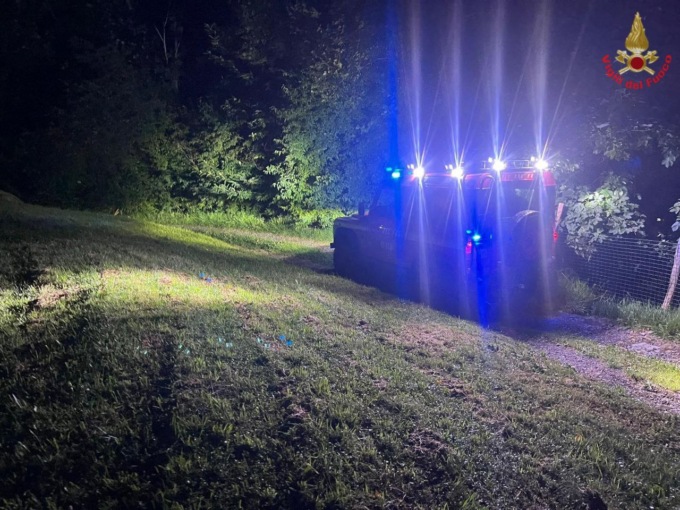 Intervento in notturna dei pompieri per una donna ferita in baita