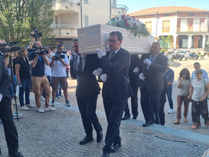 Omicidio Terno d’Isola: folla ai funerali di Sharon Verzeni, il parroco invita a pregare per il colpevole