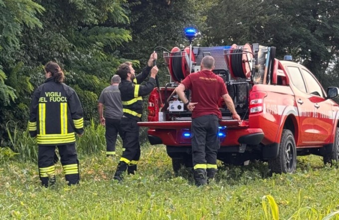 Brucia le sterpaglie e le fiamme gli sfuggono di mano: intervengono i Vigili del Fuoco