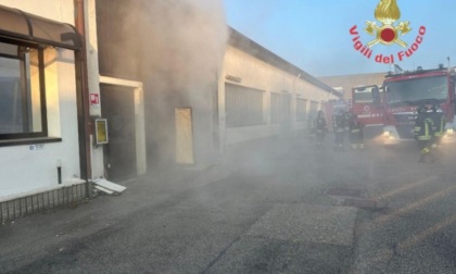 Incendio in azienda: a fuoco bancali e candele