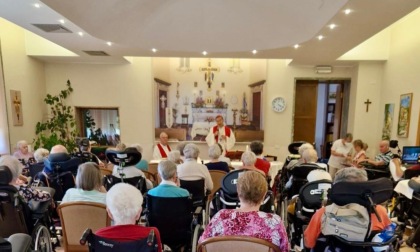 Merate, monsignor Bertin torna a celebrare la messa a Villa dei Cedri