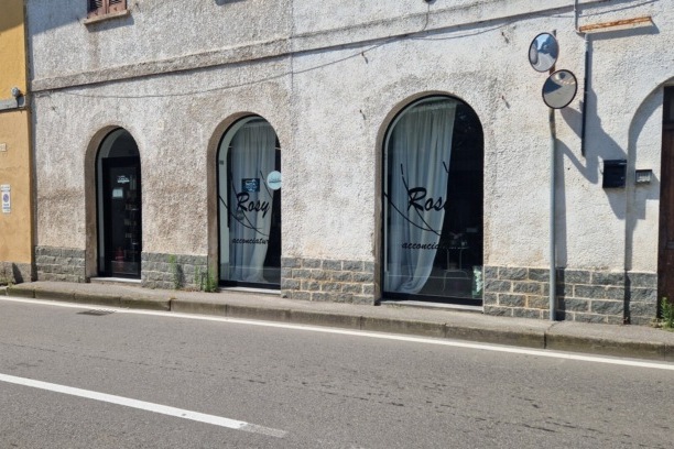 Tentano di entrare in negozio a tutti i costi, minuti di terrore dalla parrucchiera