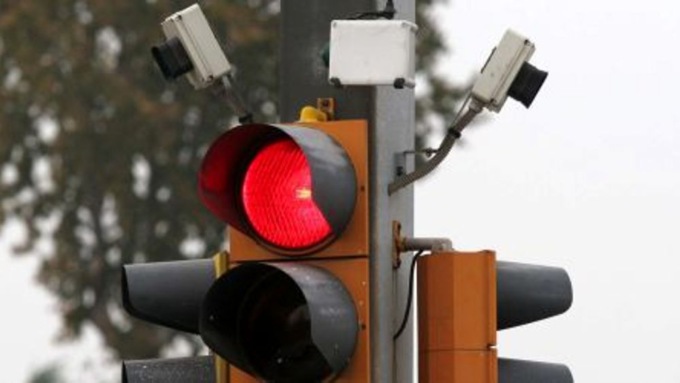 Passa 27 volte col rosso all’incrocio: bergamasco prende 4.000 euro di multe