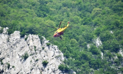 Si lancia nel vuoto e sparisce: morto base jumper 33enne