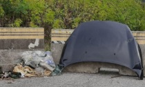 Rifiuti abbandonati in strada a Pontida, a segnalarli la referente Plastic Free di Lecco