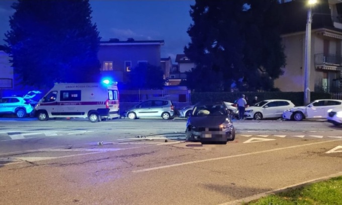 Incidente fra quattro auto davanti ai Carabinieri