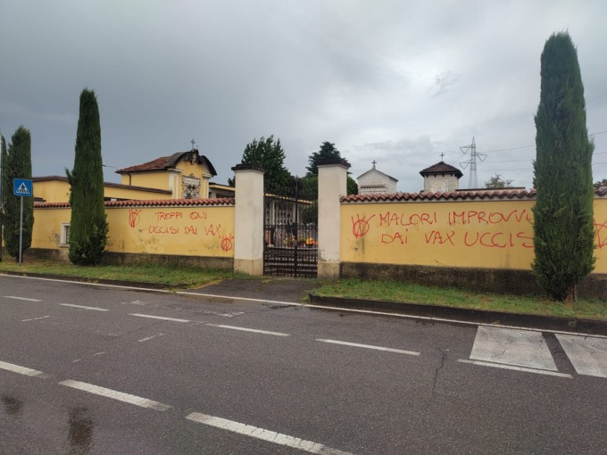 Altro attacco “no vax” nel Meratese: vandalizzato il cimitero di Verderio