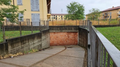 Murati gli ingressi delle case diventate rifugio per sbandati