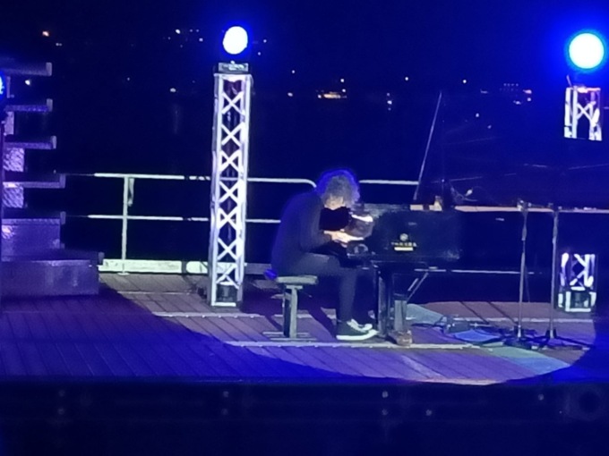 Il maestro Allevi fa sognare Lecco: tutto esaurito al concerto sulla Lake Arena