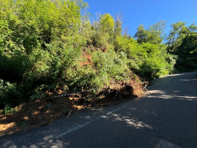 Dopo il maltempo la frana è ancora li, la minoranza: “Subito la rimozione”