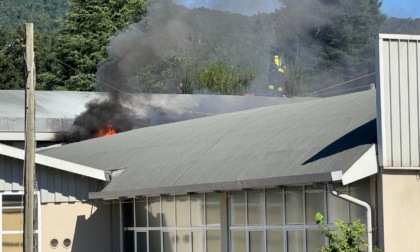 Grave incendio devasta il tetto di un'azienda