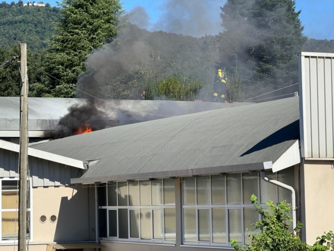 Grave incendio devasta il tetto di un’azienda
