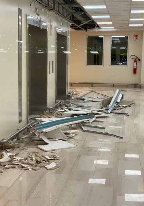 Crolla parte del controsoffitto, paura all’Esselunga