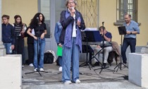 Primo giorno di scuola a Merate bagnato dalla pioggia. Il sindaco: "Siate curiosi!" FOTO e VIDEO