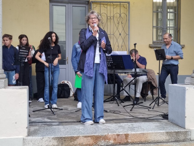 Primo giorno di scuola a Merate bagnato dalla pioggia. Il sindaco: “Siate curiosi!” FOTO e VIDEO
