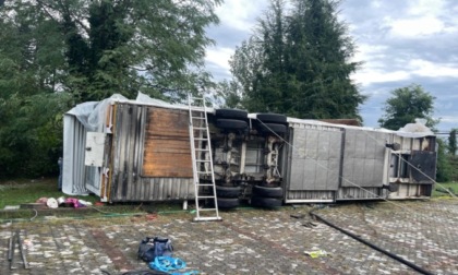 Maltempo, tromba d'aria nella notte: si ribalta un caravan nel parcheggio del Carrefour