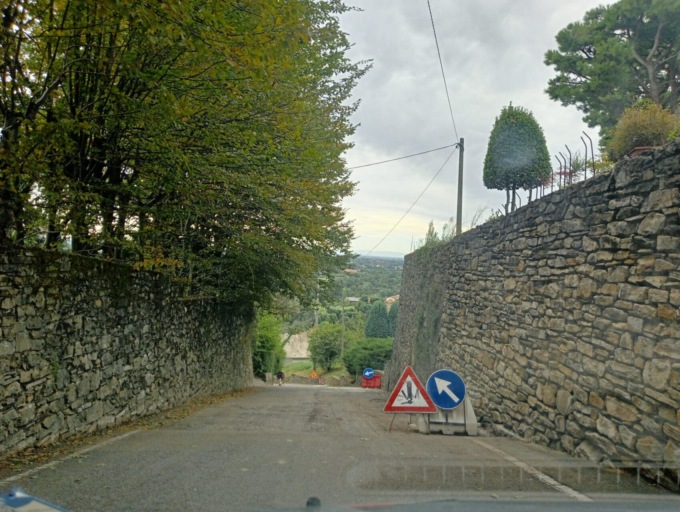 Via Belsedere chiusa per asfaltatura: per l’Alta Collina di Montevecchia si sale solo da via Belvedere