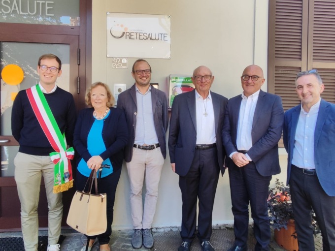 Novate, inaugurato un defibrillatore Dae in piazza Vittorio Veneto
