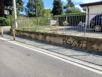 Scritte razziste e neonazi sul luogo dell'omicidio di Sharon Verzeni a Terno d'Isola