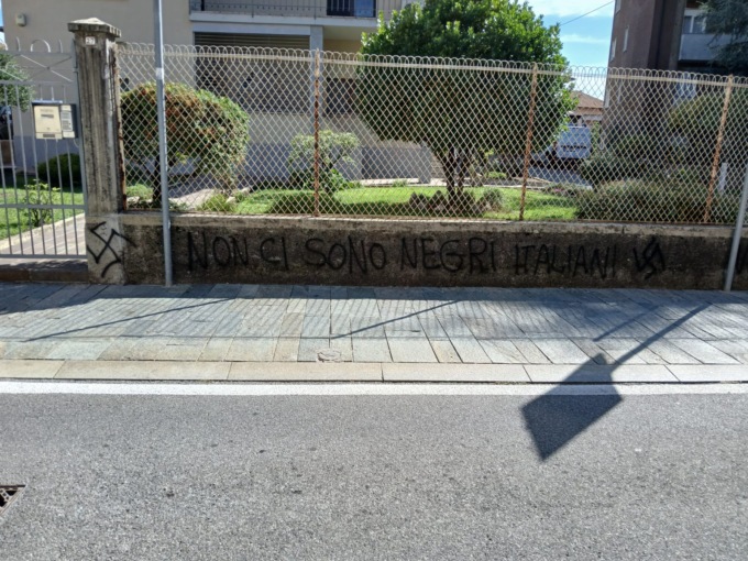 Scritte razziste e neonazi sul luogo dell’omicidio di Sharon Verzeni