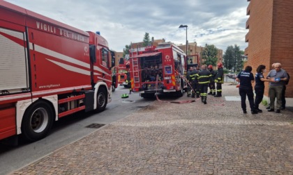 Brucia un sacco della spazzatura e fuoriesce acido cloridrico: in corso la bonifica