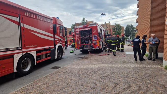 Brucia un sacco della spazzatura e fuoriesce acido cloridrico: in corso la bonifica