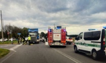 Sbalzato dalla moto, finisce sotto un camion: morto motociclista 40enne