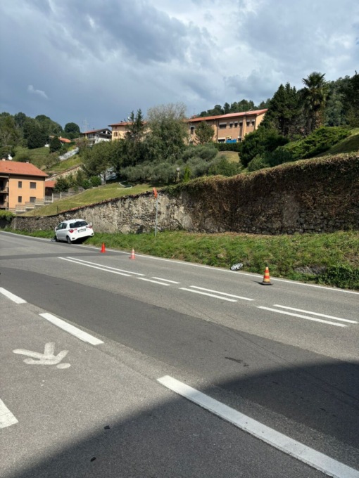 Schianto davanti al municipio, paura per una mamma e il suo bimbo di un anno