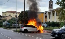 Auto in fiamme davanti alle scuole