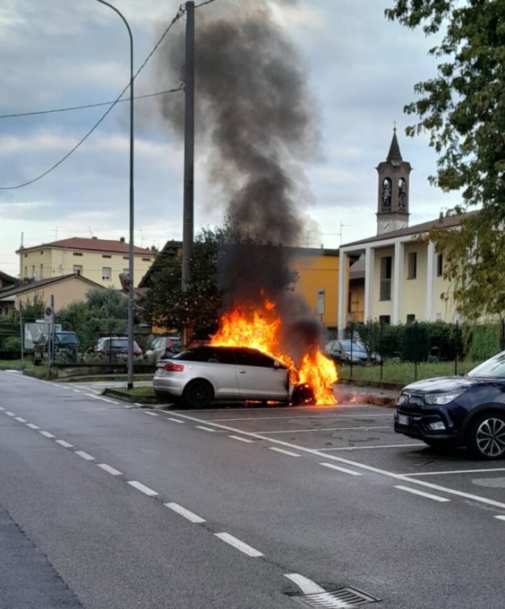 Auto in fiamme davanti alle scuole