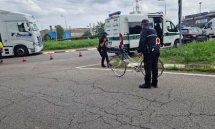 Travolto in sella alla sua bici, grave un 80enne