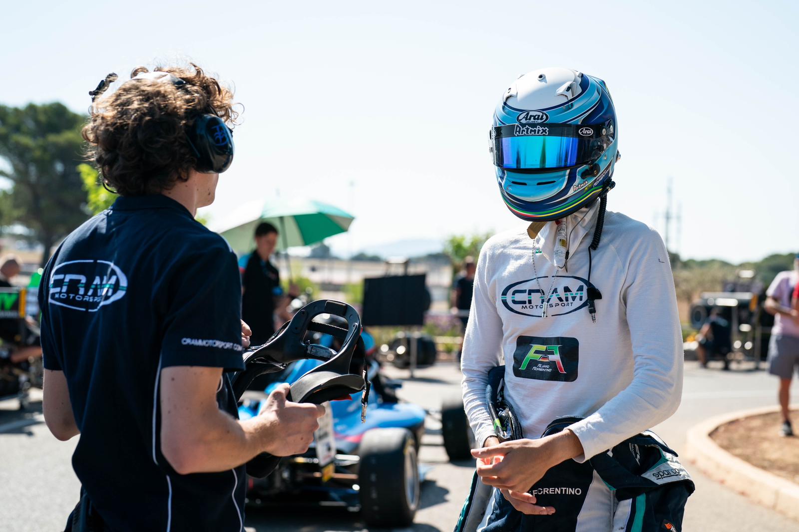 a sinistra luca di modugno, al centro filippo fiorentino pilota di formula 4