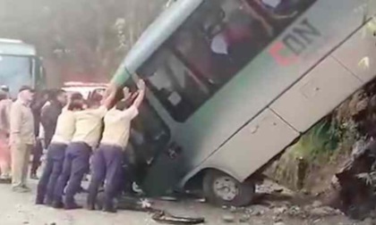 Autobus precipitato, gli sposini feriti sono usciti dall'ospedale