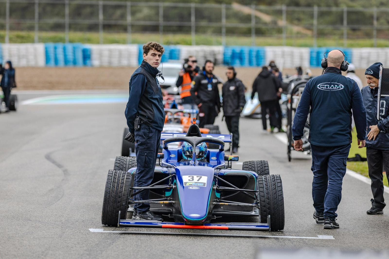 luca di modugno accanto alla monoposto