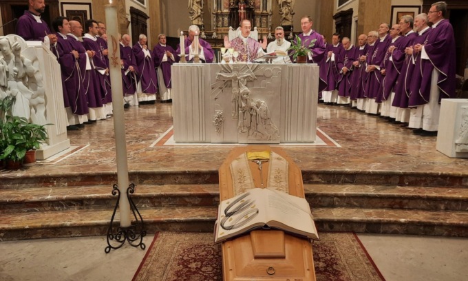 L’Addio a monsignor Motta, stroncato da un malore fuori dalla chiesa