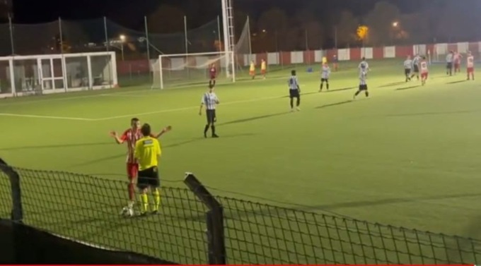 Chiedono la fine anticipata dell’incontro, il giudice sportivo assegna la doppia sconfitta a tavolino